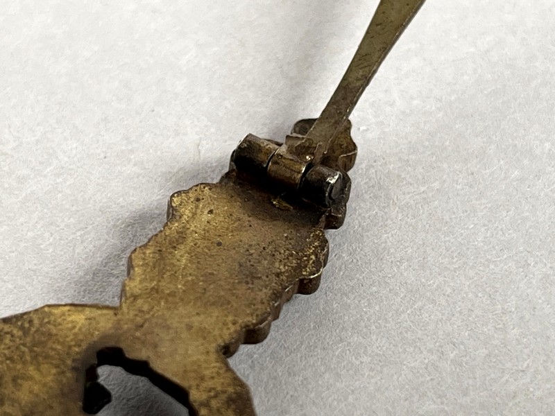 A close-up of a metal object

AI-generated content may be incorrect.