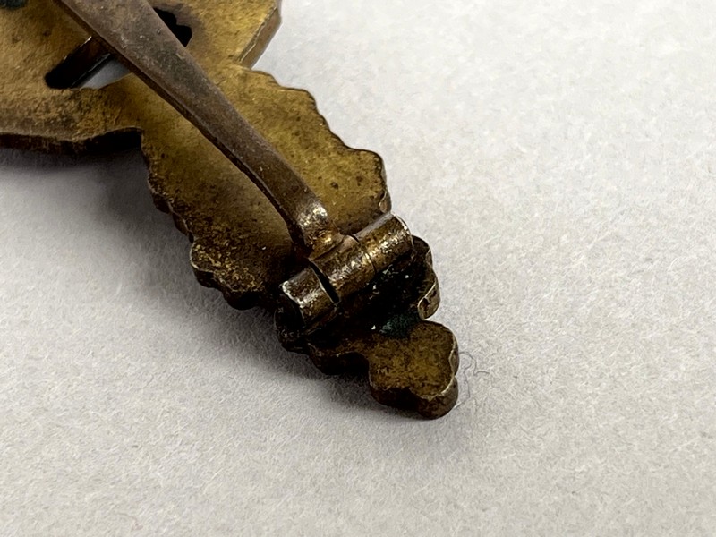 A close-up of a metal object

AI-generated content may be incorrect.