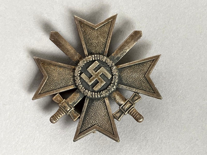 A close-up of a medal

AI-generated content may be incorrect.