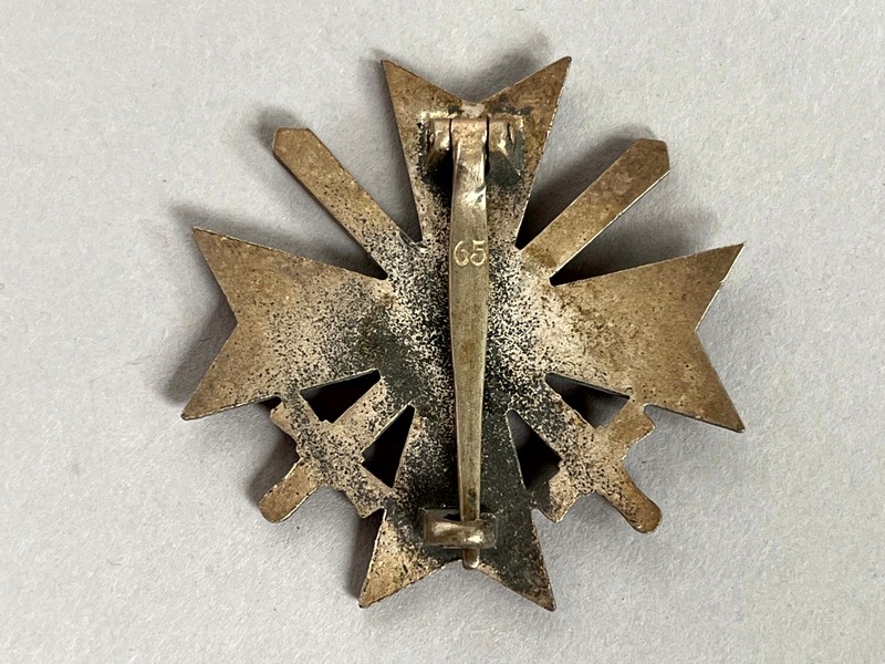 A close-up of a medal

AI-generated content may be incorrect.
