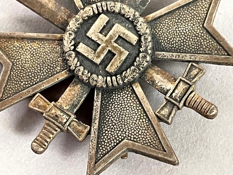 A close up of a medal

AI-generated content may be incorrect.