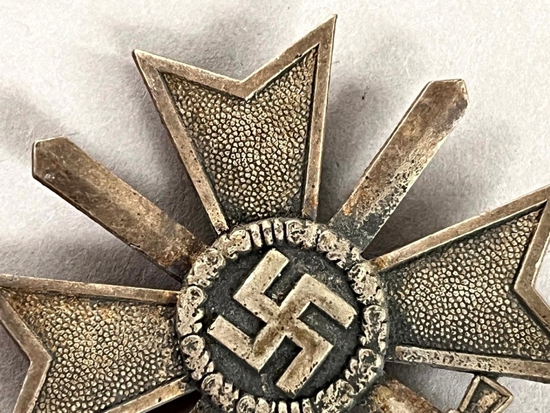 A close up of a medal

AI-generated content may be incorrect.
