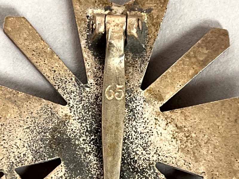 A close up of a metal object

AI-generated content may be incorrect.