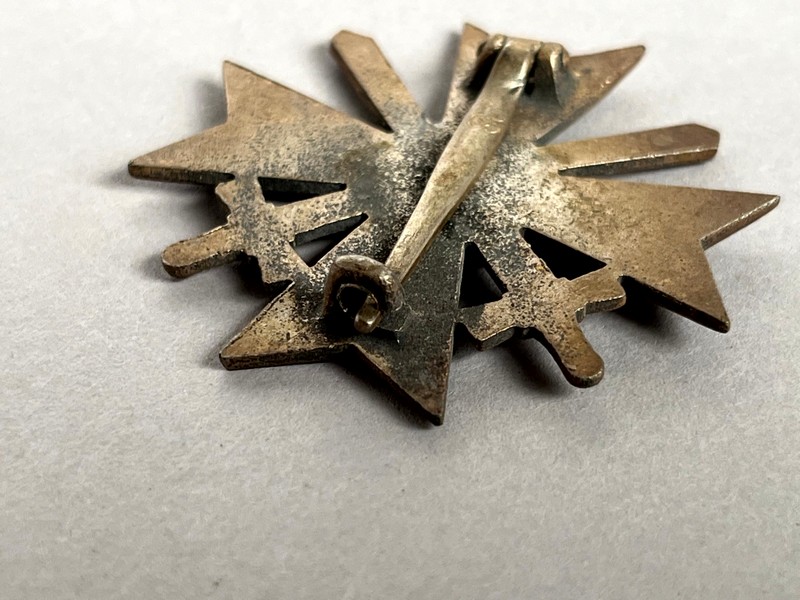 A close-up of a medal

AI-generated content may be incorrect.