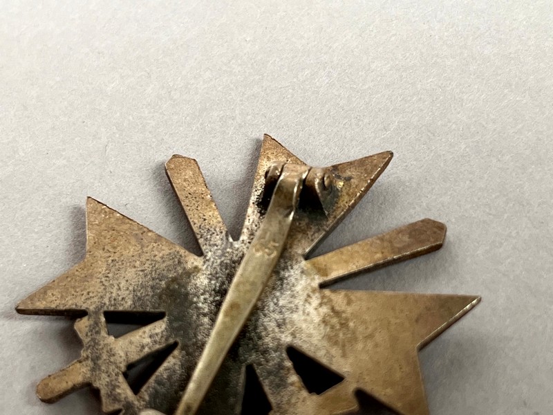 A close-up of a gold medal

AI-generated content may be incorrect.