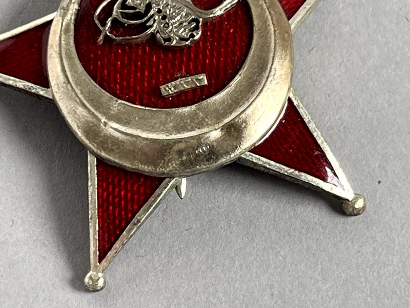 A red star with a gold and silver design

AI-generated content may be incorrect.