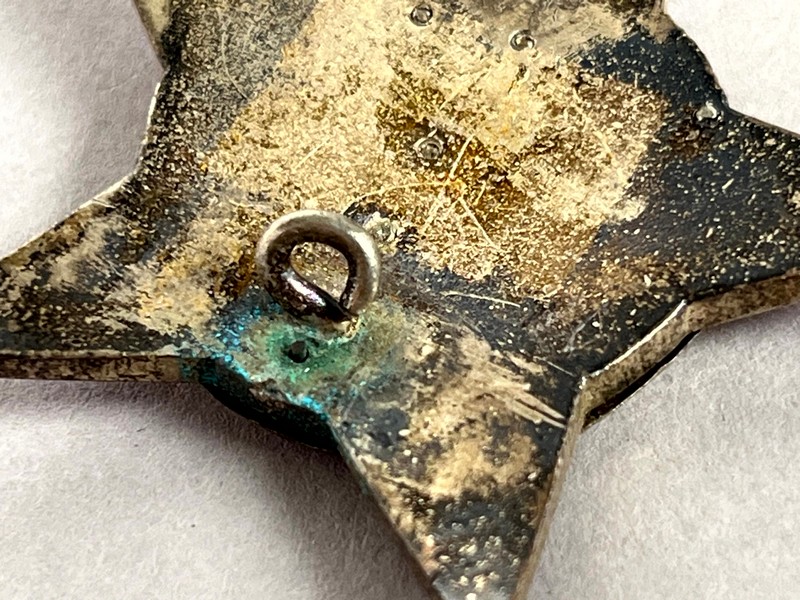 A close up of a medal

AI-generated content may be incorrect.