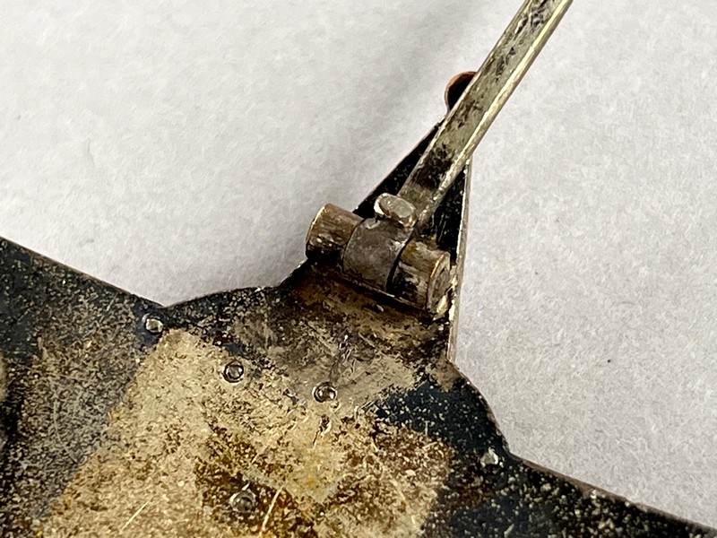 A metal object with a metal handle

AI-generated content may be incorrect.