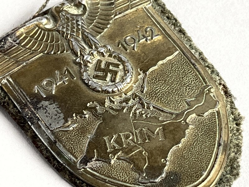 A close-up of a medal

AI-generated content may be incorrect.