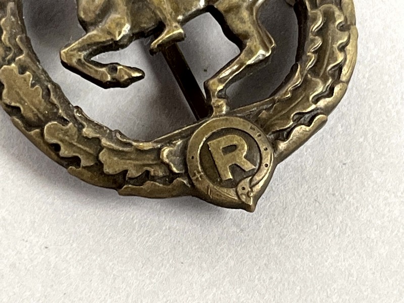 A close up of a metal object

AI-generated content may be incorrect.