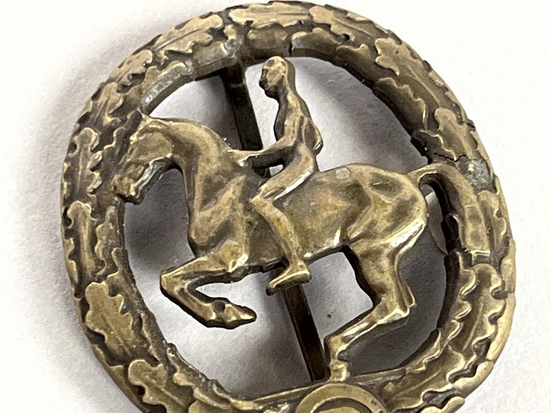 A metal object with a person riding a horse

AI-generated content may be incorrect.