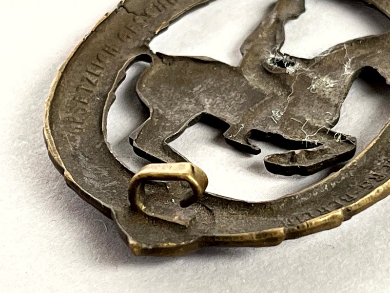 A close up of a metal object

AI-generated content may be incorrect.