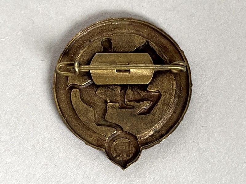 A close-up of a gold object

AI-generated content may be incorrect.