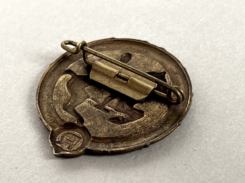 A close-up of a pin

AI-generated content may be incorrect.