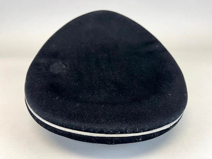 A black hat with white stripe

AI-generated content may be incorrect.