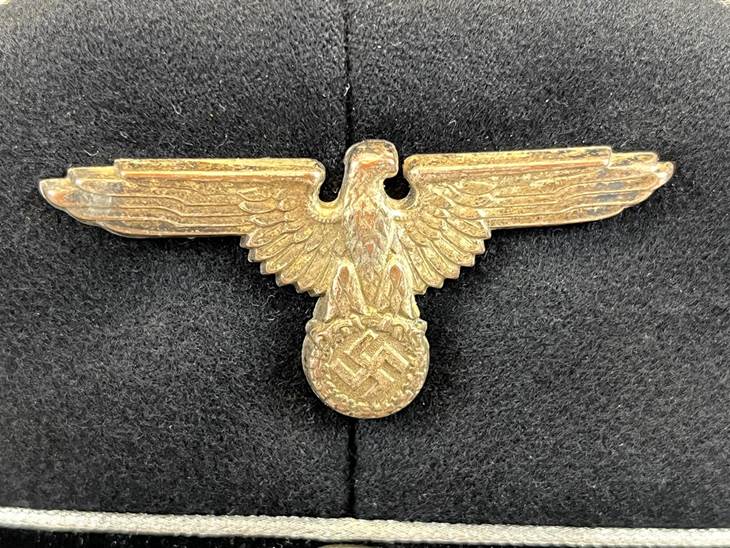 A gold eagle on a black fabric

AI-generated content may be incorrect.