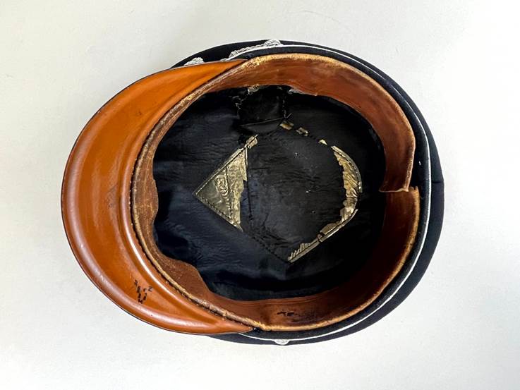A black and brown military hat

AI-generated content may be incorrect.