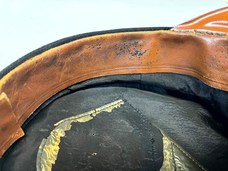 A close up of a hat

AI-generated content may be incorrect.