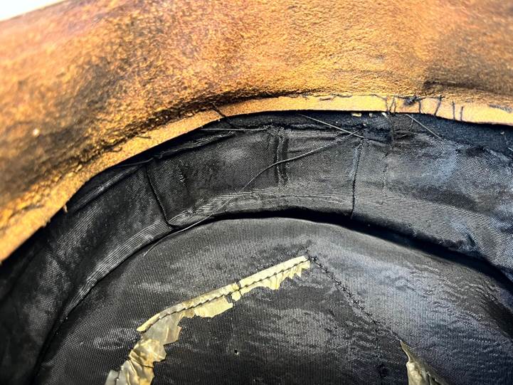 A close up of a black and gold object

AI-generated content may be incorrect.