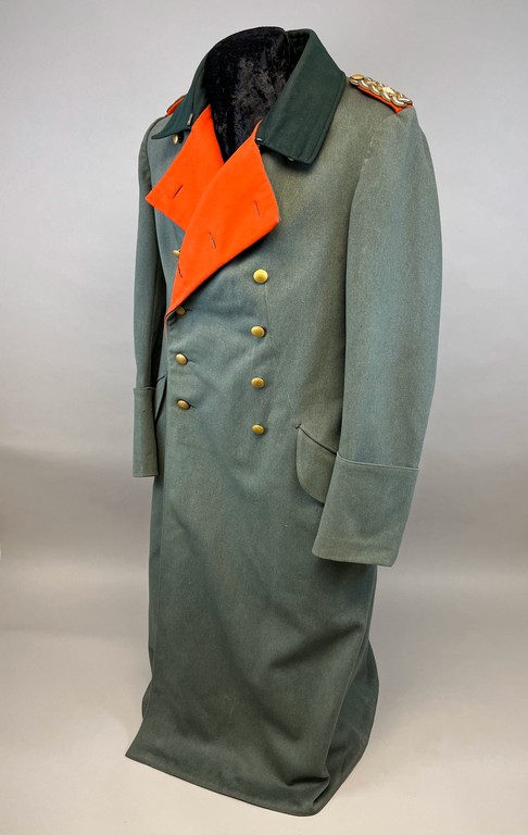 A long green coat with orange collar

AI-generated content may be incorrect.
