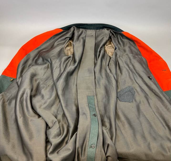 A jacket with orange and grey stripes

AI-generated content may be incorrect.