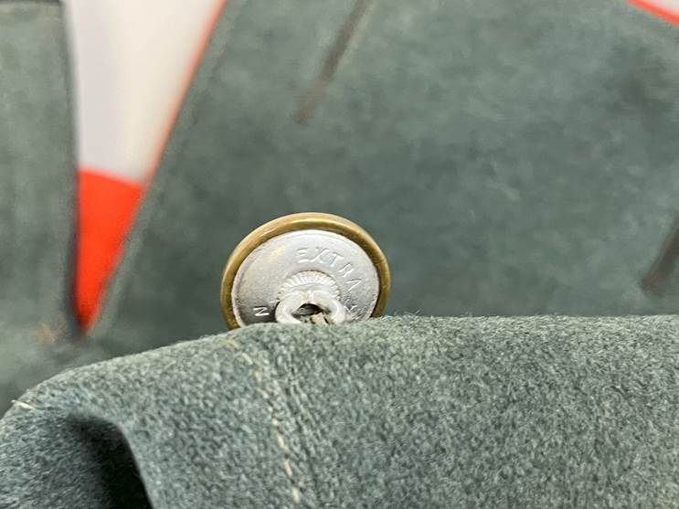 A button on a piece of fabric

AI-generated content may be incorrect.