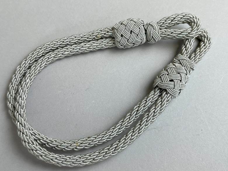 A close up of a necklace

AI-generated content may be incorrect.