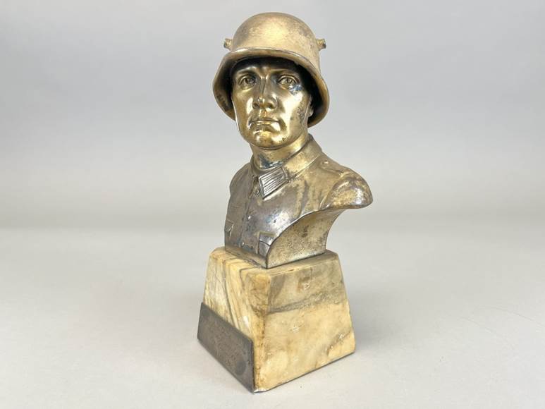 A statue of a person in a helmet

AI-generated content may be incorrect.