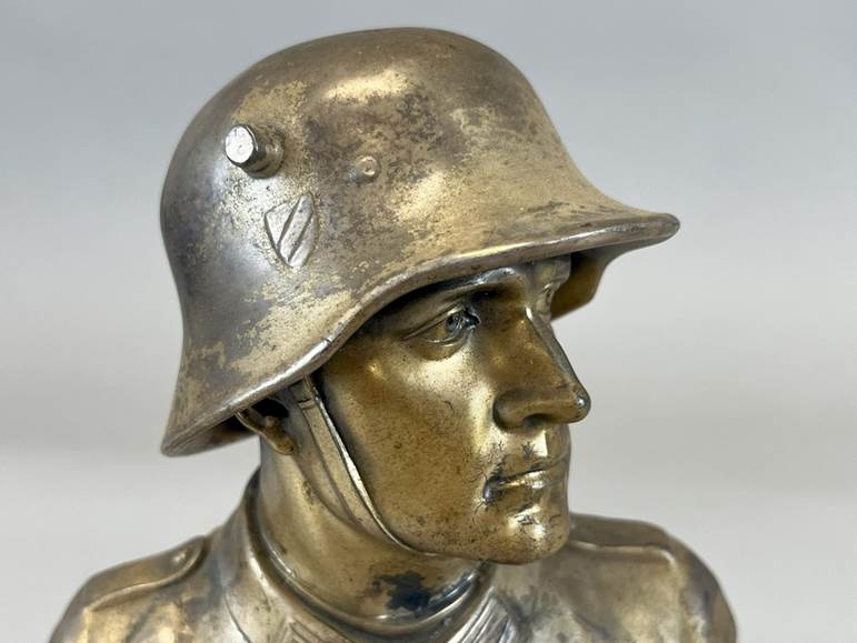 A statue of a person wearing a helmet

AI-generated content may be incorrect.