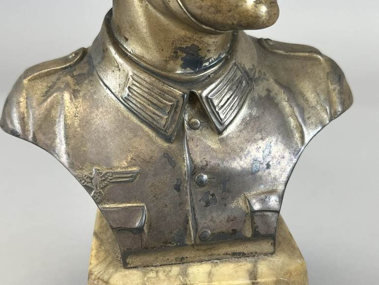 A statue of a person in uniform

AI-generated content may be incorrect.