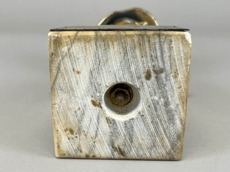 A close up of a wood block

AI-generated content may be incorrect.