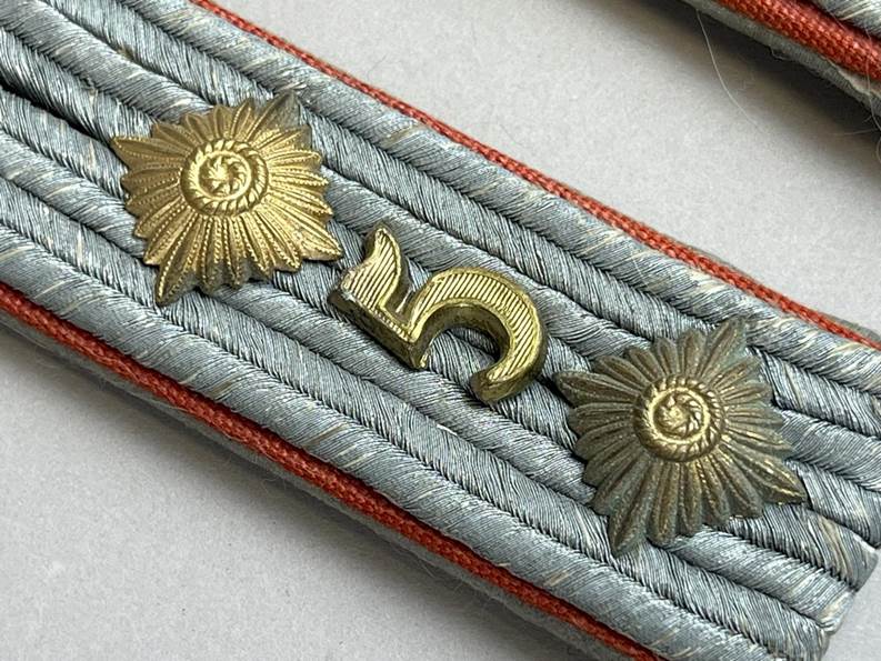 A close-up of a shoulder strap

AI-generated content may be incorrect.