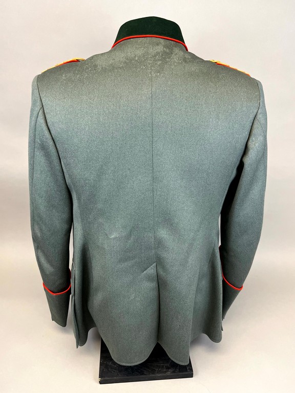 A back of a jacket

AI-generated content may be incorrect.