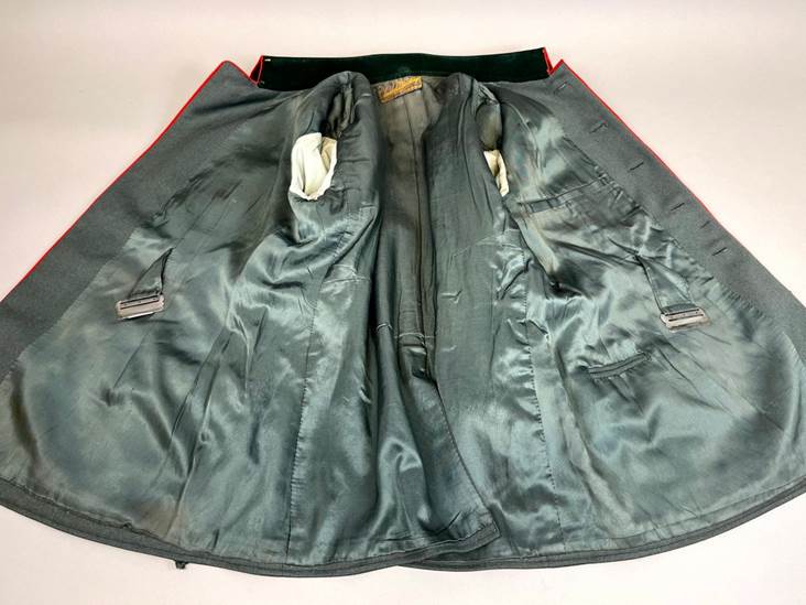 A jacket with pockets on it

AI-generated content may be incorrect.