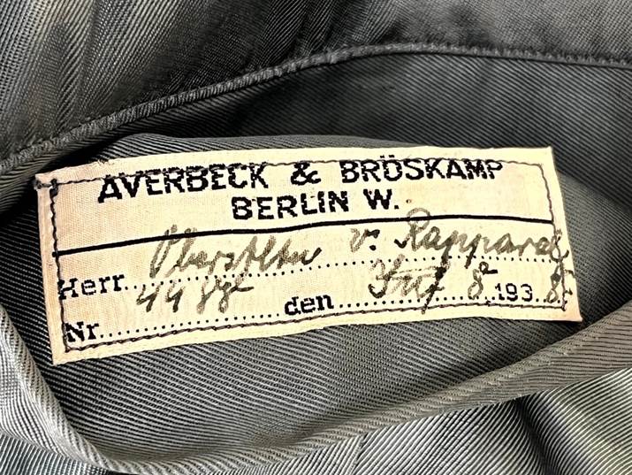 A label on a jacket

AI-generated content may be incorrect.