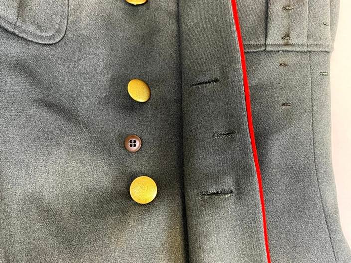 Buttons on a jacket

AI-generated content may be incorrect.