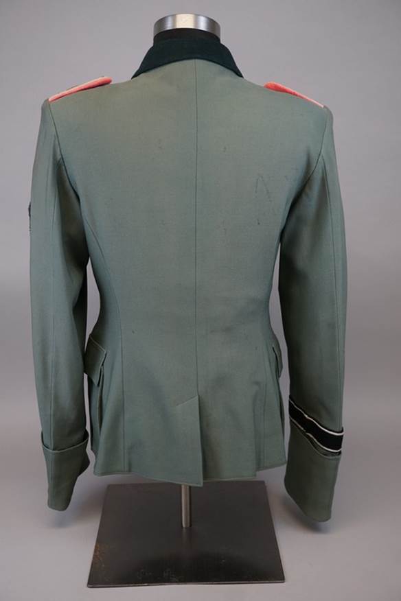 A back view of a military uniform

AI-generated content may be incorrect.