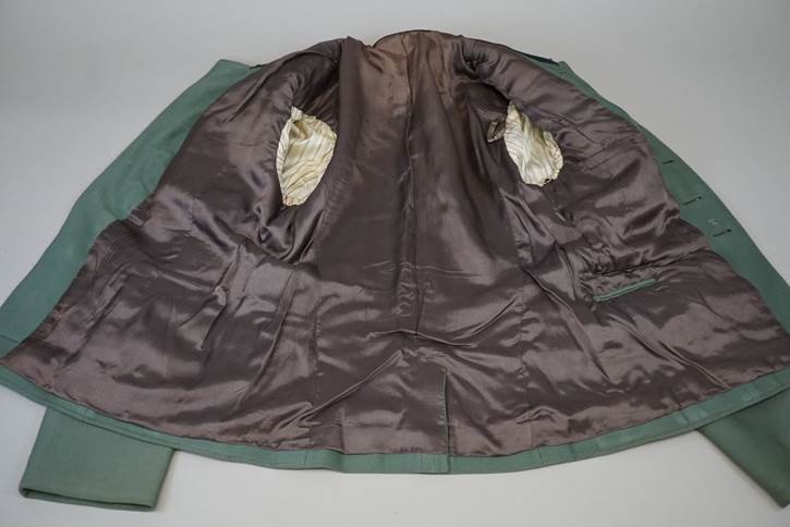 A jacket with a zipper

AI-generated content may be incorrect.