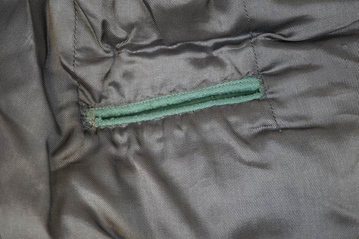 A close-up of a zipper

AI-generated content may be incorrect.