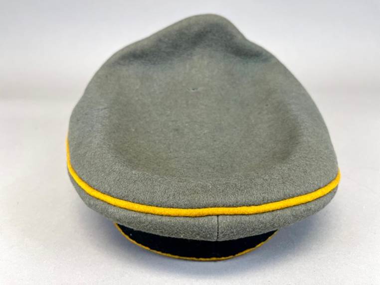 A grey hat with yellow trim

AI-generated content may be incorrect.