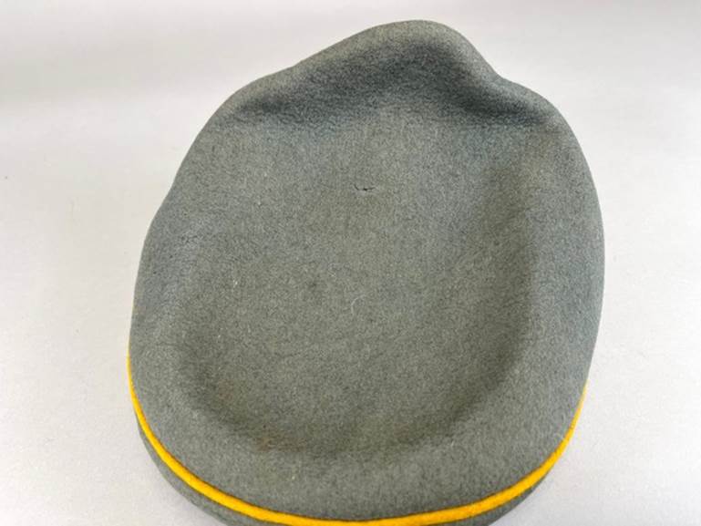 A grey hat with yellow stripe

AI-generated content may be incorrect.