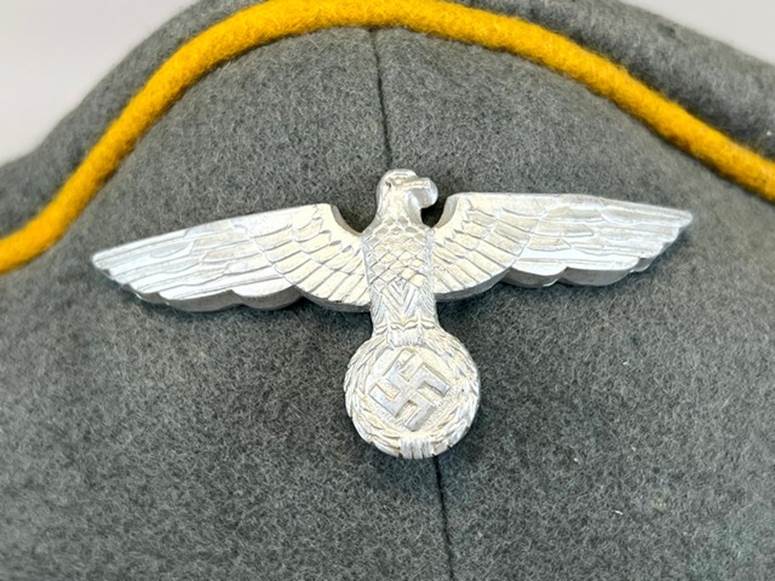 A silver eagle on a grey hat

AI-generated content may be incorrect.