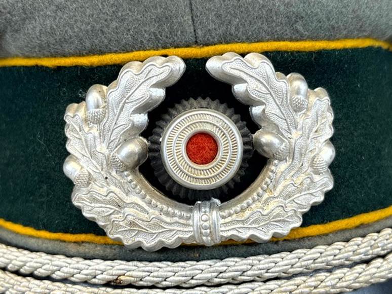 A close up of a hat

AI-generated content may be incorrect.