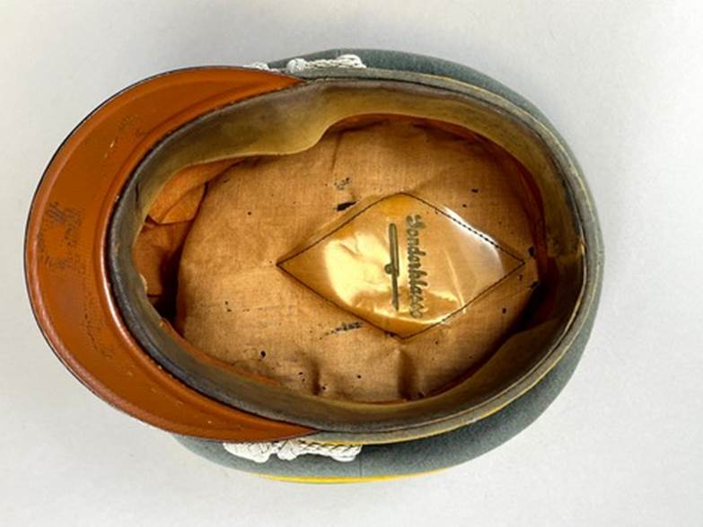 A top view of a helmet

AI-generated content may be incorrect.