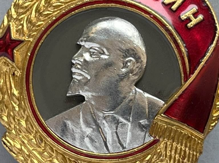 A close up of a medal

AI-generated content may be incorrect.