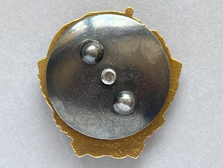 A close-up of a metal object

AI-generated content may be incorrect.