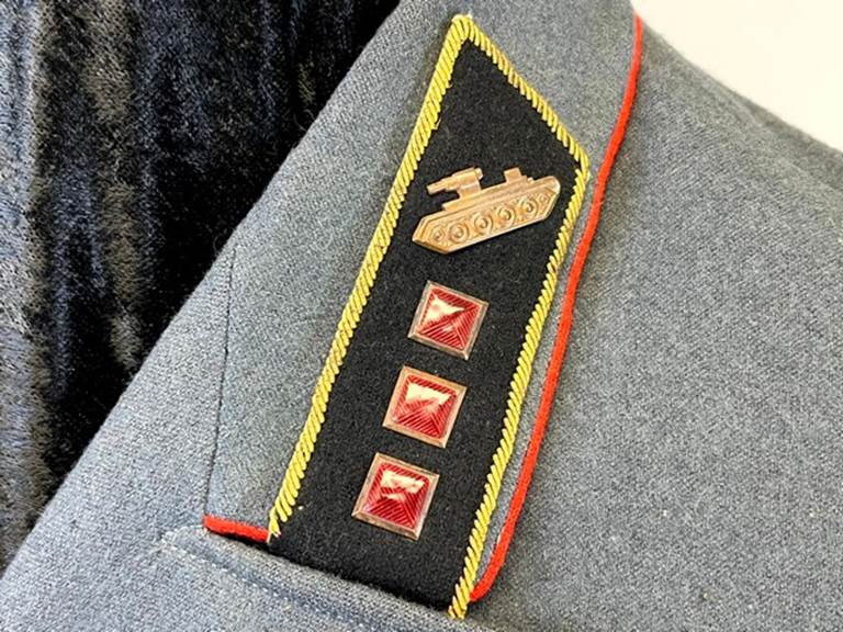 A military uniform with a military pin

AI-generated content may be incorrect.