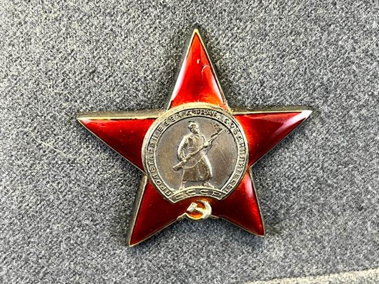 A red star with a silver coin

AI-generated content may be incorrect.