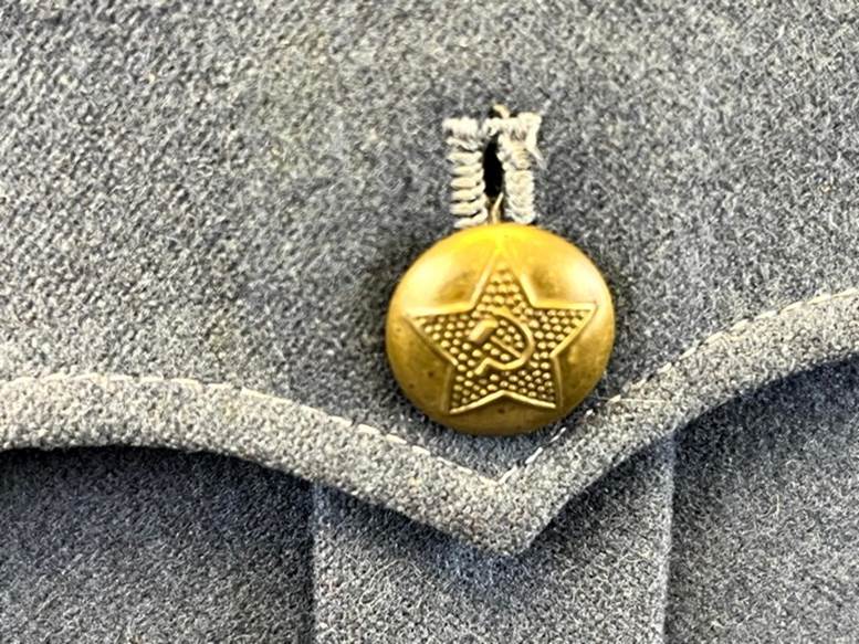 A button on a jacket

AI-generated content may be incorrect.