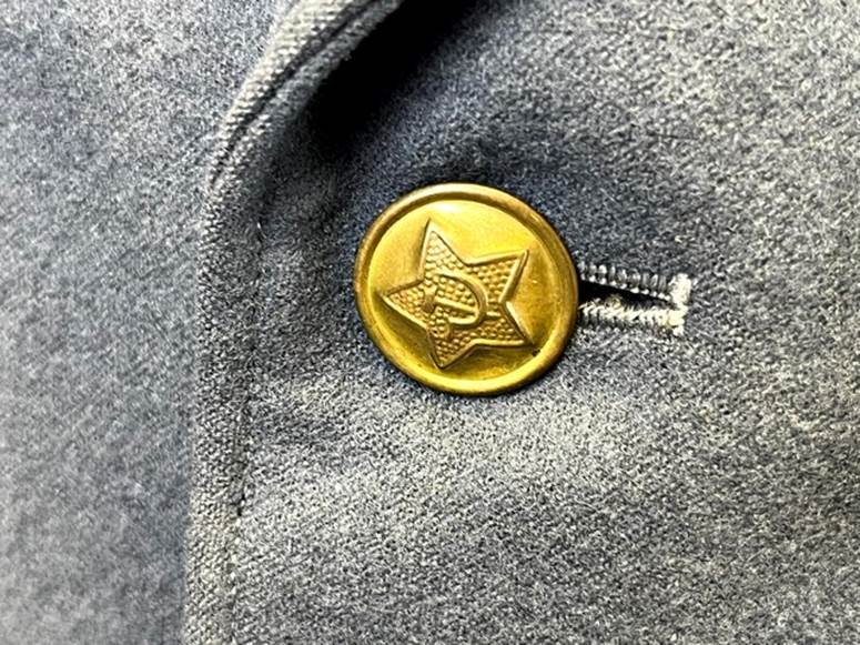 A button on a jacket

AI-generated content may be incorrect.